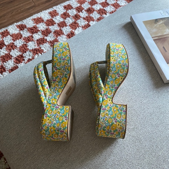 Thong Platform Heels | Jeffrey Campbell - Picture 4 of 5